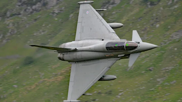 Zbrojařský gigant BAE Systems dosahuje rekordních výsledků. Přezbrojování NATO žene zisky i akcie vzhůru